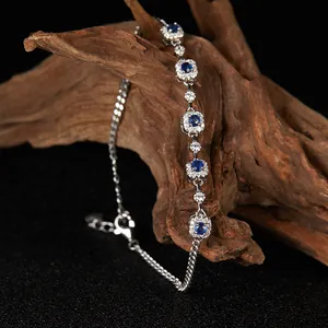 Vista detallada de pulsera de plata de ley S925 con piedras azules sobre madera rústica