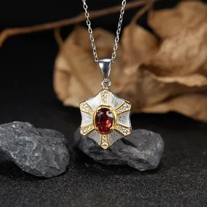 Dettaglio della collana in argento S925 con pendente in granato rosso naturale