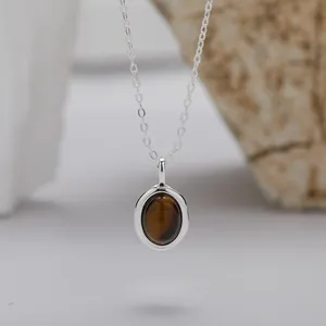 Nahaufnahme einer S925 Sterlingsilber Kette mit ovalem Natur Tigerauge Edelsteinanhänger