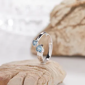 Dettaglio macro dell'anello in argento S925 con due splendidi topazi blu a forma di cuore