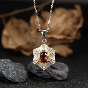 Dettaglio di una collana in argento S925 con ciondolo in granato rosso naturale.