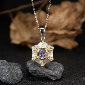 Vista macro dettagliata di un ciondolo esagonale in argento con una gemma viola