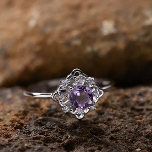 Detaillierte Makroansicht eines S925 Silberrings mit einem runden violetten Amethyst.