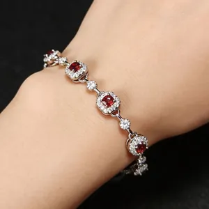 Elegante pulsera de plata de ley S925 con piedras de granate rojo y blancas circonitas