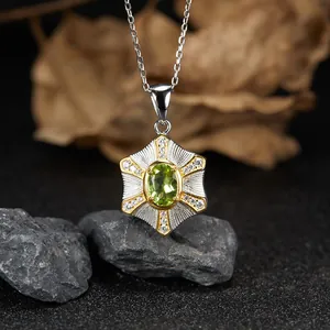 Primo piano di una collana in argento sterling con un pendente in peridoto verde
