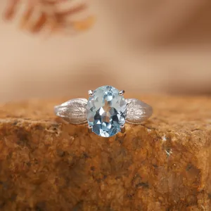 Vista macro di un elegante anello in argento sterling 925 con topazio azzurro ovale