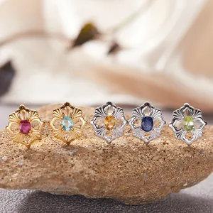 Nahaufnahme von hohlem floralem S925 Silberschmuck mit bunten natürlichen Edelsteinen