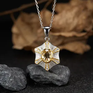 Primo piano di una collana in argento S925 con gemma naturale gialla in pendente