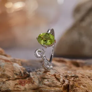 Elegante S925 zilveren ring met een ovale peridoot en sprankelende strik detail