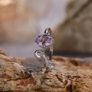 Gedetailleerde macro-opname van een elegante S925 zilveren amethist ring met een strikje