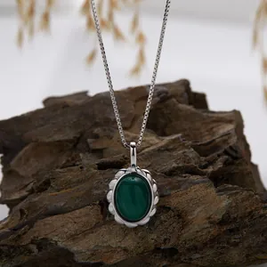 Vintage S925 sterling silver necklace featuring an oval malachite pendant with petal edges.