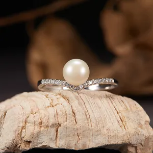 Detailed view of S925 sterling silver V-shaped ring featuring a lustrous natural pearl.