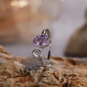 Gedetailleerde macro-opname van een ovale paarse amethist ring met een schitterende strik.