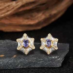 Vista macro di orecchini a lobo vintage in argento con pietre di tanzanite viola intenso