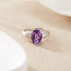 Primo piano di anello in argento S925 con una grande ametista viola di forma ovale
