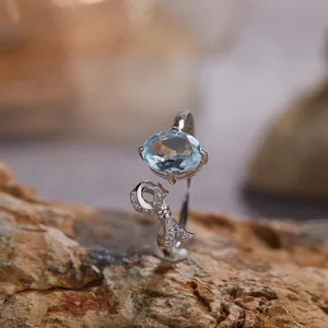 Elegante S925 zilveren ring met lichtblauwe edelsteen en fonkelende diamanten strik