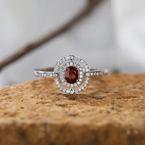 Nahaufnahme S925 Sterling Silber Ring mit ovalem Granat und doppeltem Halo