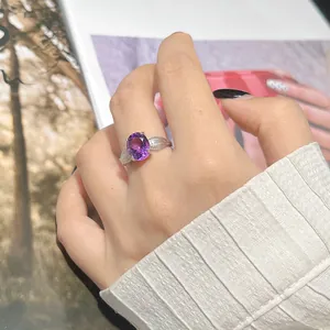 Dettaglio di un anello in argento S925 da donna con una grande pietra preziosa viola