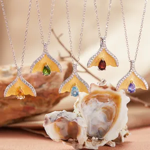 Detail van S925 zilveren vissenstaart hangers met natuurlijke gekleurde edelstenen