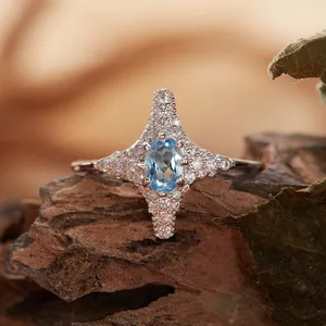 Dettaglio macro dell'anello a stella a quattro punte in argento S925 con gemma blu