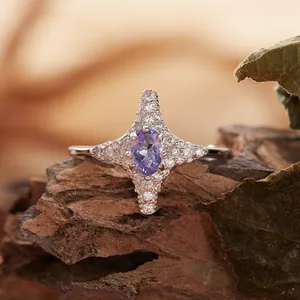 Dettaglio di un anello in argento S925 con ametista viola a forma di stella a quattro.