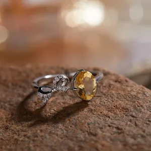 Macro-opname van een elegante S925 zilveren ring met gele citrien en een fonkelende strik