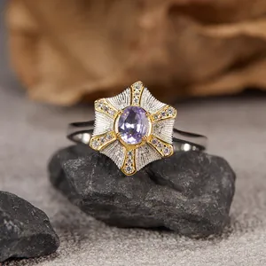 Dettaglio di un anello in argento S925 con tanzanite lavanda e motivo a stella