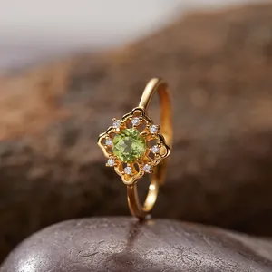 Detailansicht eines vergoldeten Silberrings mit natürlichem grünem Peridot-Edelstein