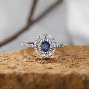 Nahaufnahme eines Sterling-Silberrings mit blauem Saphir und doppeltem Lichthof