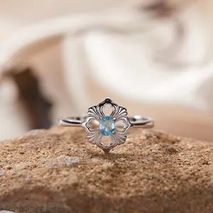 Detailansicht eines S925-Silber-Filigranblumenrings mit hellblauem Edelstein