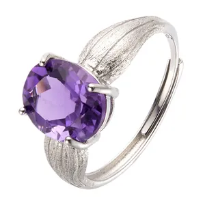 Elegante anello in argento sterling S925 con grande ametista ovale e fascia testurizzata