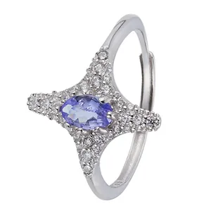 Vista dettagliata macro dell'anello a stella in argento S925 con gemma viola ovale