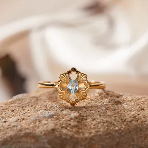 Detaillierte Ansicht eines Vintage-Blumenrings mit blauem Apatit auf einem Stein