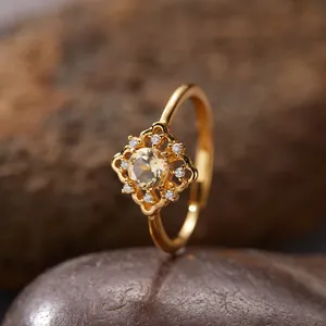 Nahaufnahme eines goldenen Vintage-Rings mit Citrin und glitzernden Akzenten auf Stein