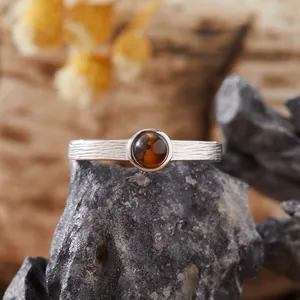 Primo piano dettagliato dell'anello in argento S925 con pietra occhio di tigre e trama