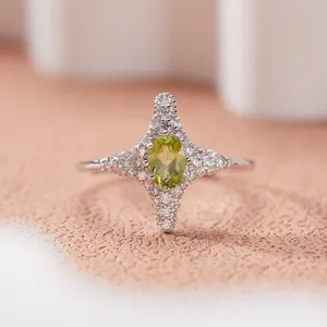 Elegante anello in argento con montatura a stella a quattro punte e gemma ovale gialla