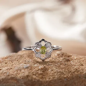 Detailansicht eines Rings aus S925-Sterlingsilber mit natürlichem ovalem Peridot-Blumendesign