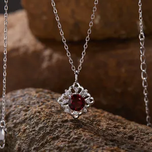 Nahaufnahme einer S925-Silberkette mit einem Anhänger aus rotem Granat-Edelstein