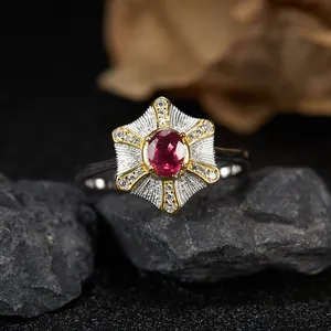 Vista macro di un elegante anello in argento S925 con granato rosso ovale al centro