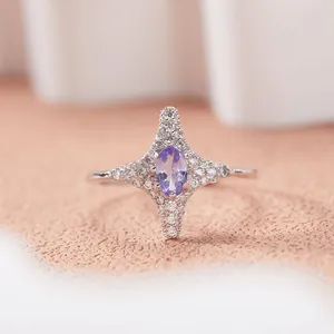 Dettaglio macro dell'anello in argento sterling con stella e ametista viola