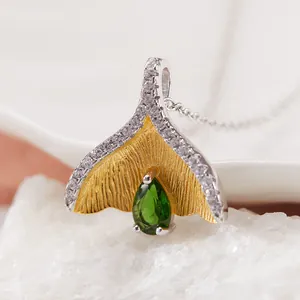 Gedetailleerd macrozicht van S925 zilveren vissenstaart hanger met groene edelsteen in peervorm