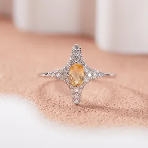 Dettaglio macro di un anello a stella in argento sterling con citrino giallo ovale