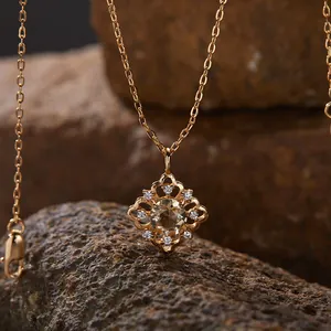 Nahaufnahme einer eleganten vergoldeten S925 Silberhalskette mit Citrin-Anhänger