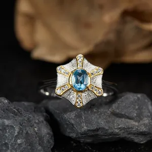 Vista dettagliata di un anello in argento sterling con topazio blu naturale e design a stella.