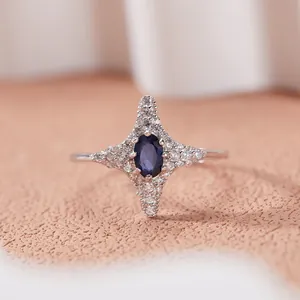 Dettaglio macro dell'anello in argento S925 con gemma blu e design a stella
