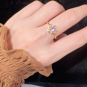 Exquisite Nahaufnahme der filigranen Details eines vintage Rings mit lila Amethyst Stein