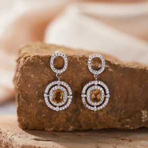 Detailaufnahme von S925 Sterling Silber Ohrhängern mit ovalen Zitrinsteinen