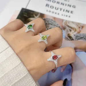 Primo piano di tre anelli a stella in argento sterling S925 con gemme colorate vivaci.