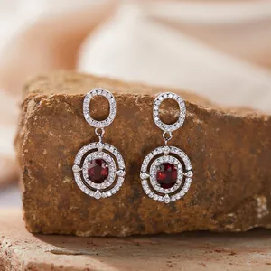Elegante S925 Sterling Silber Ohrhänger mit ovalem rotem Granat und Halo-Stein-Detail.