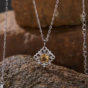 Detailaufnahme einer S925 Sterlingsilber Kette im Vintage-Stil mit Citrin-Anhänger.